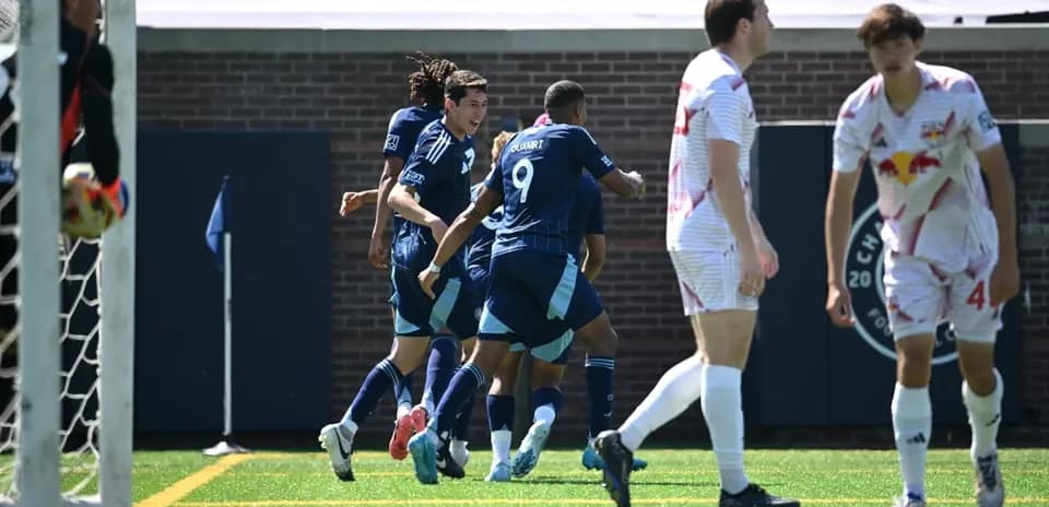 Jugadores celebrando un gol en el partido