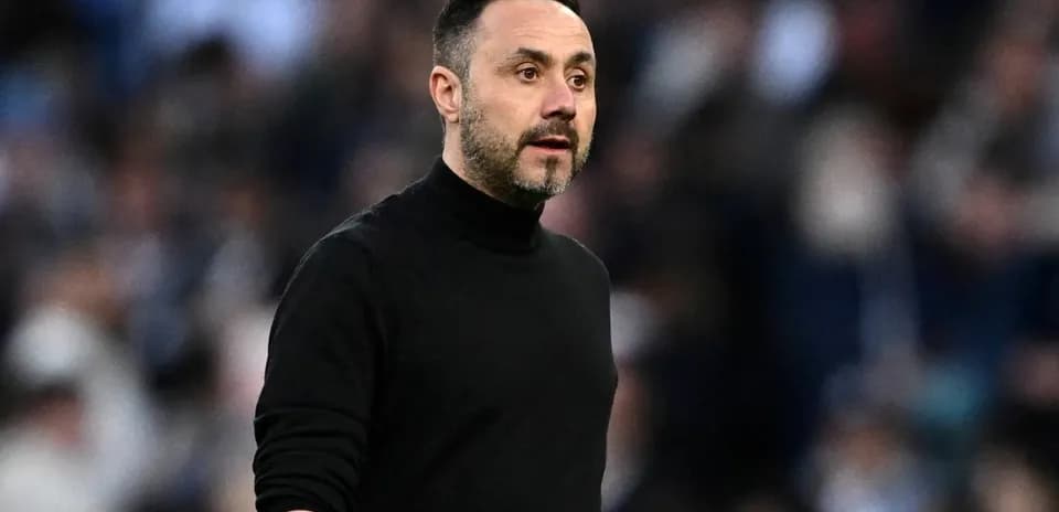 Entrenador observando el partido desde la banda