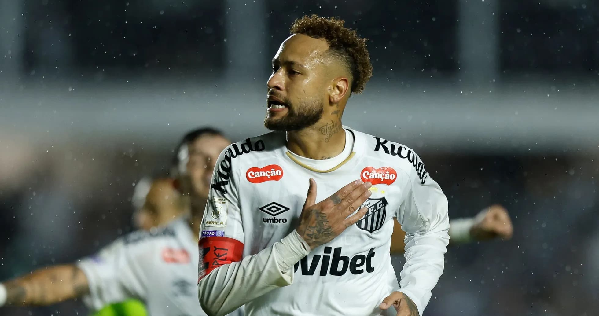 Jugador de Santos celebrando bajo la lluvia