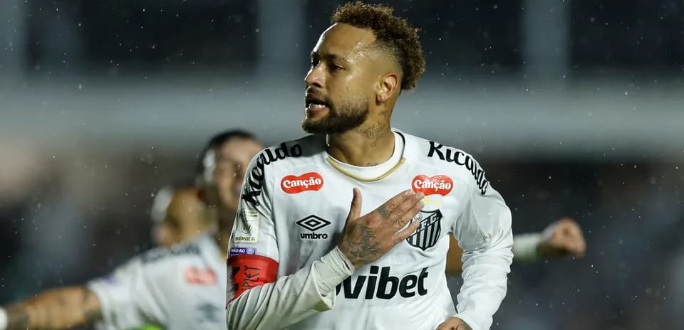 Jugador de Santos celebrando bajo la lluvia