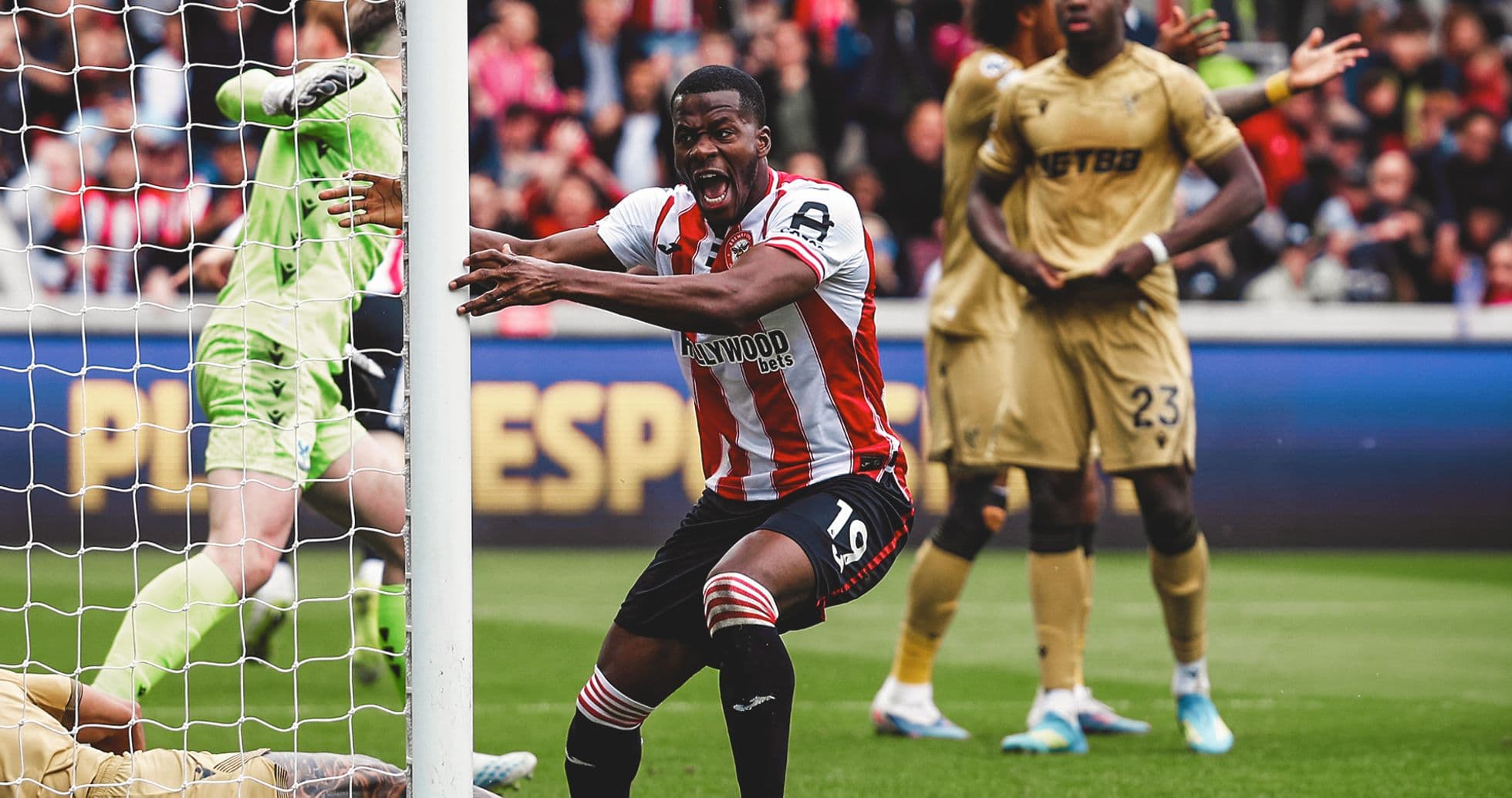 Jugador celebrando un gol en Brentford