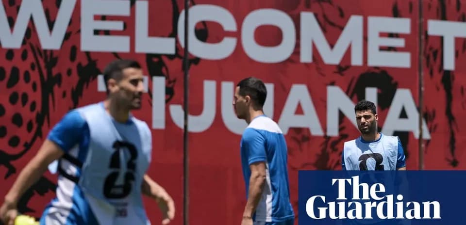 Jugadores entrenando frente al mural de bienvenida