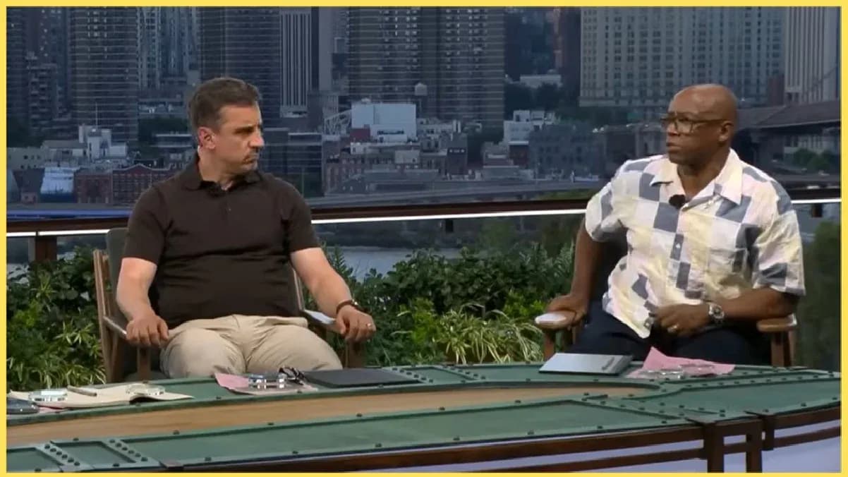 Dos comentaristas sentados en una mesa al aire libre