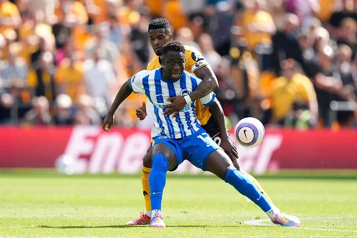 Jugador de Brighton luchando por el balón