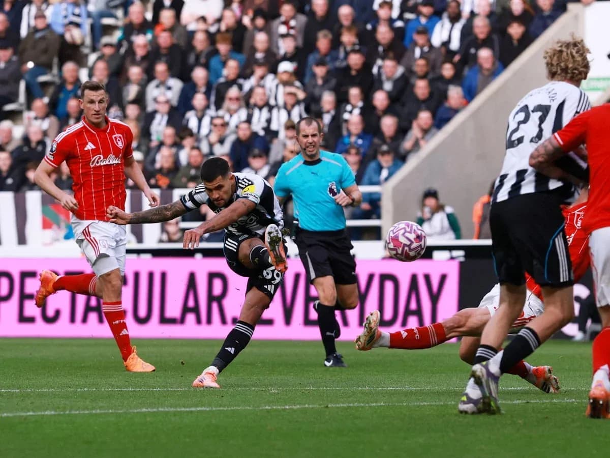 Jugador de Newcastle disparando a puerta