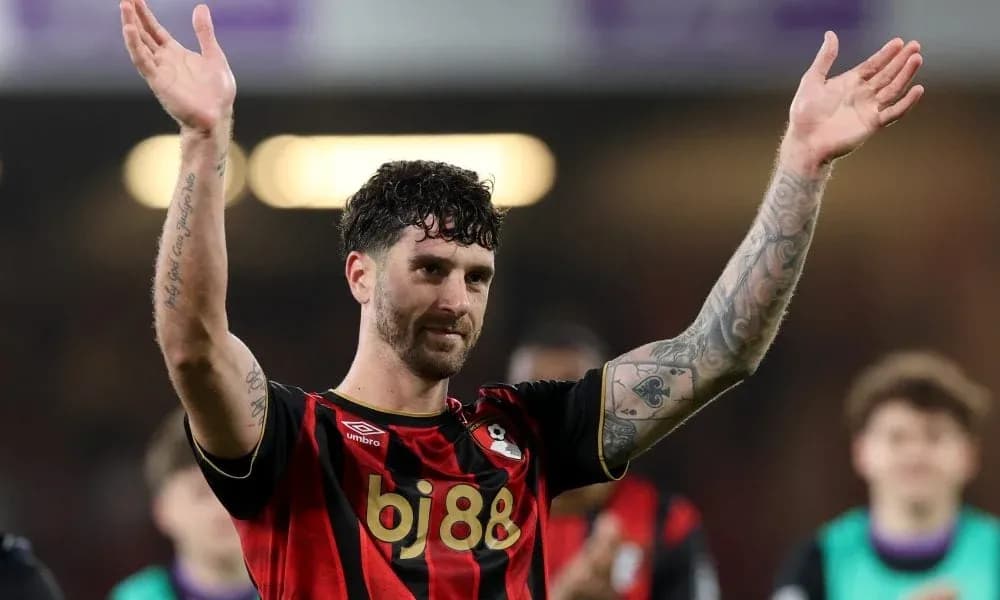 Jugador de Bournemouth saludando a la afición