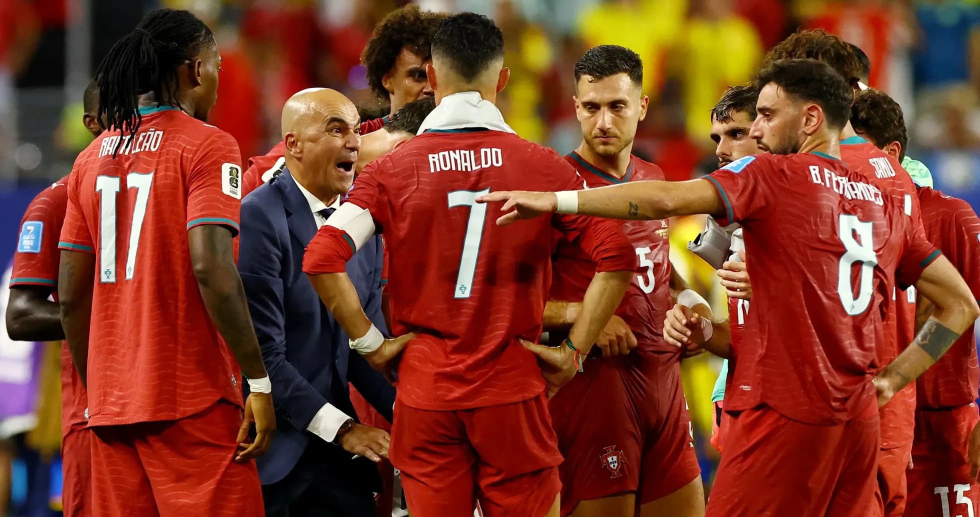 Jugadores de Portugal discutiendo estrategia en partido