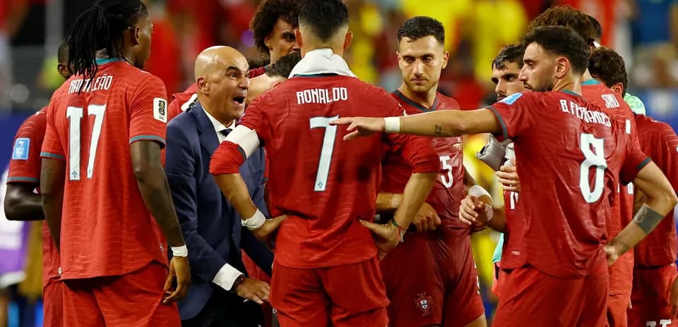 Jugadores de Portugal discutiendo estrategia en partido