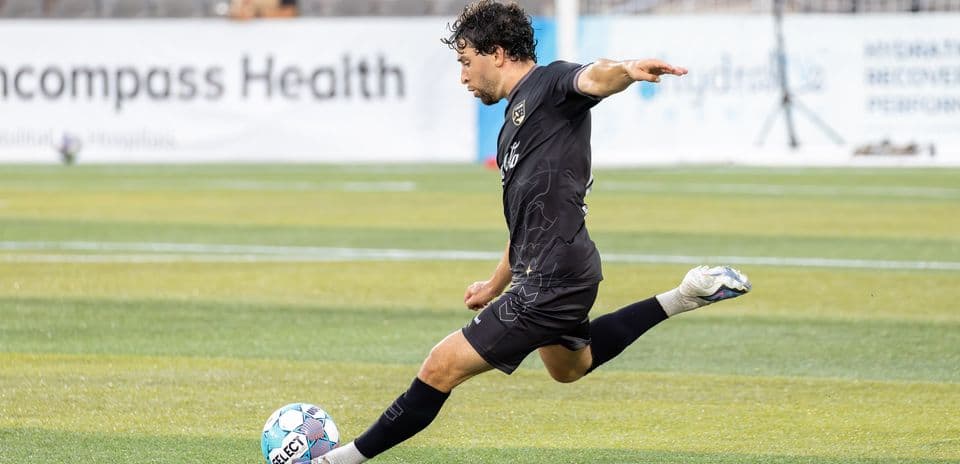 Jugador pateando el balón en un partido de fútbol