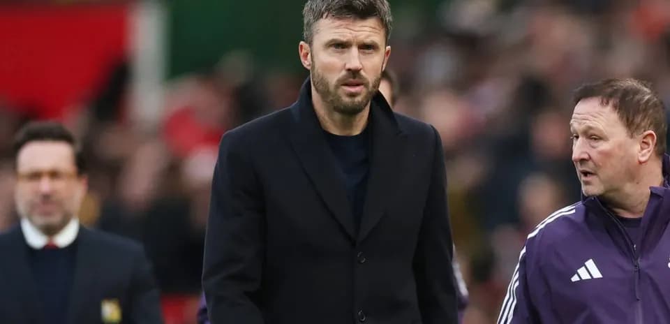 Entrenador caminando junto a otro miembro del equipo