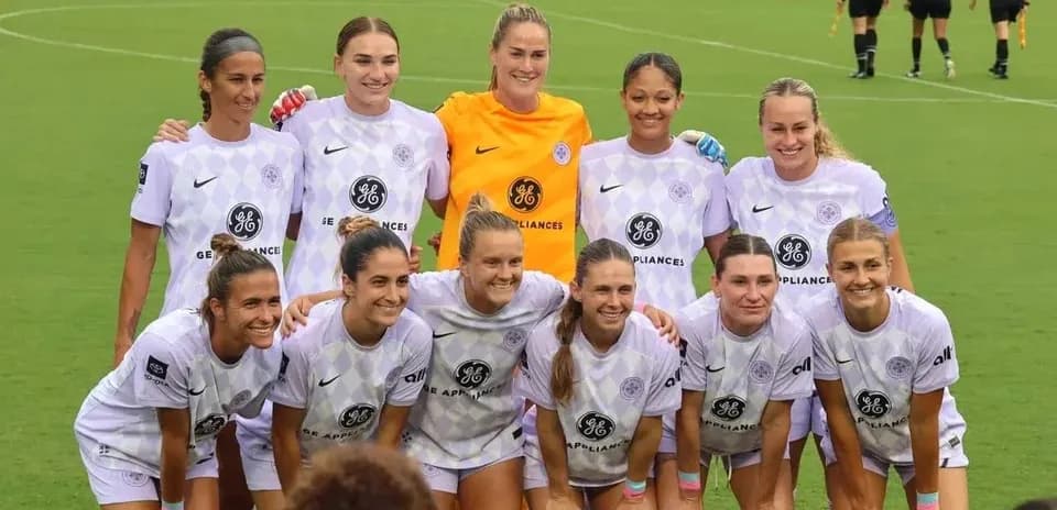 Jugadoras de Racing Louisville posando para la foto