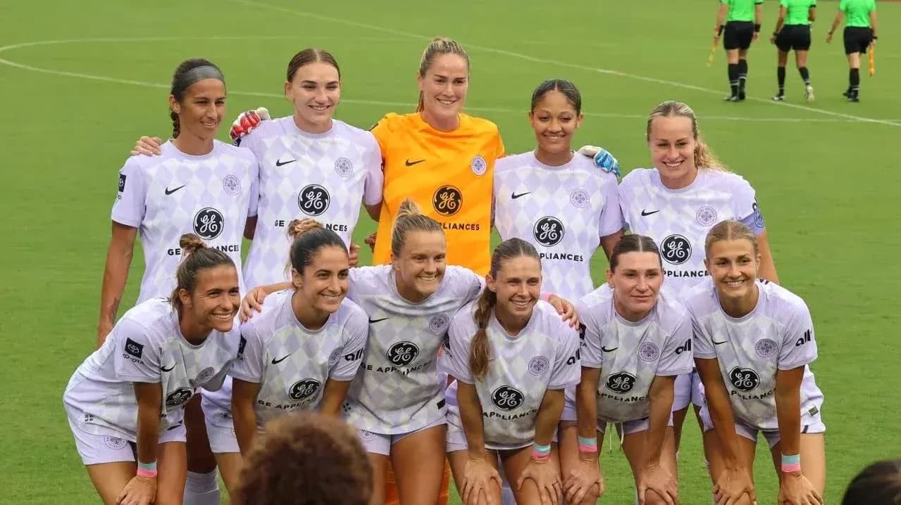 Jugadoras de Racing Louisville posando para la foto