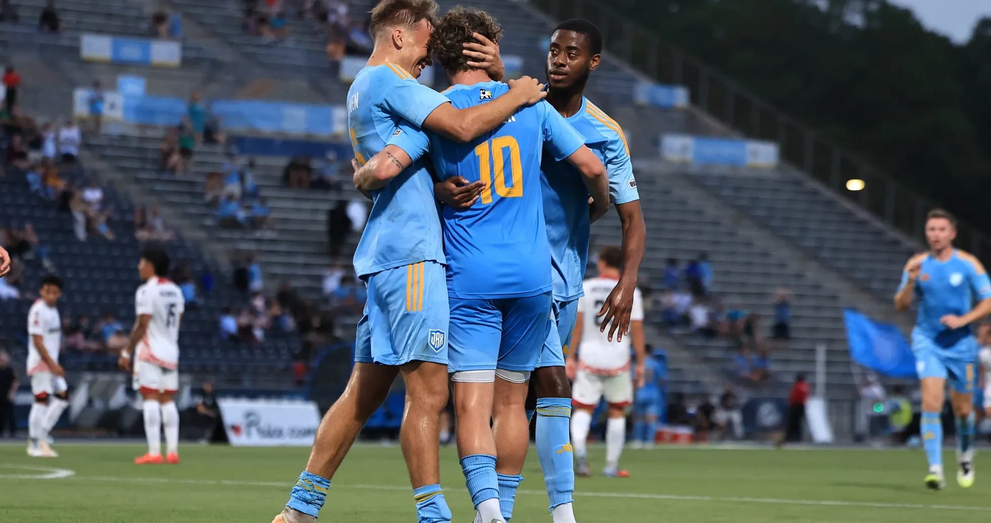 Jugadores celebrando un gol en el partido