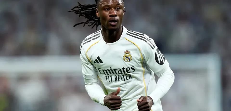 Jugador de Real Madrid corriendo durante el partido