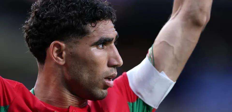 Jugador de Marruecos levantando el brazo durante partido