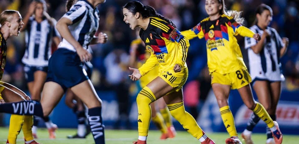 Jugadoras de América celebrando un gol