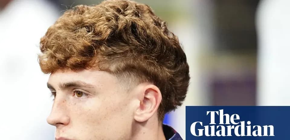 Jugador con cabello rizado y corto en un evento