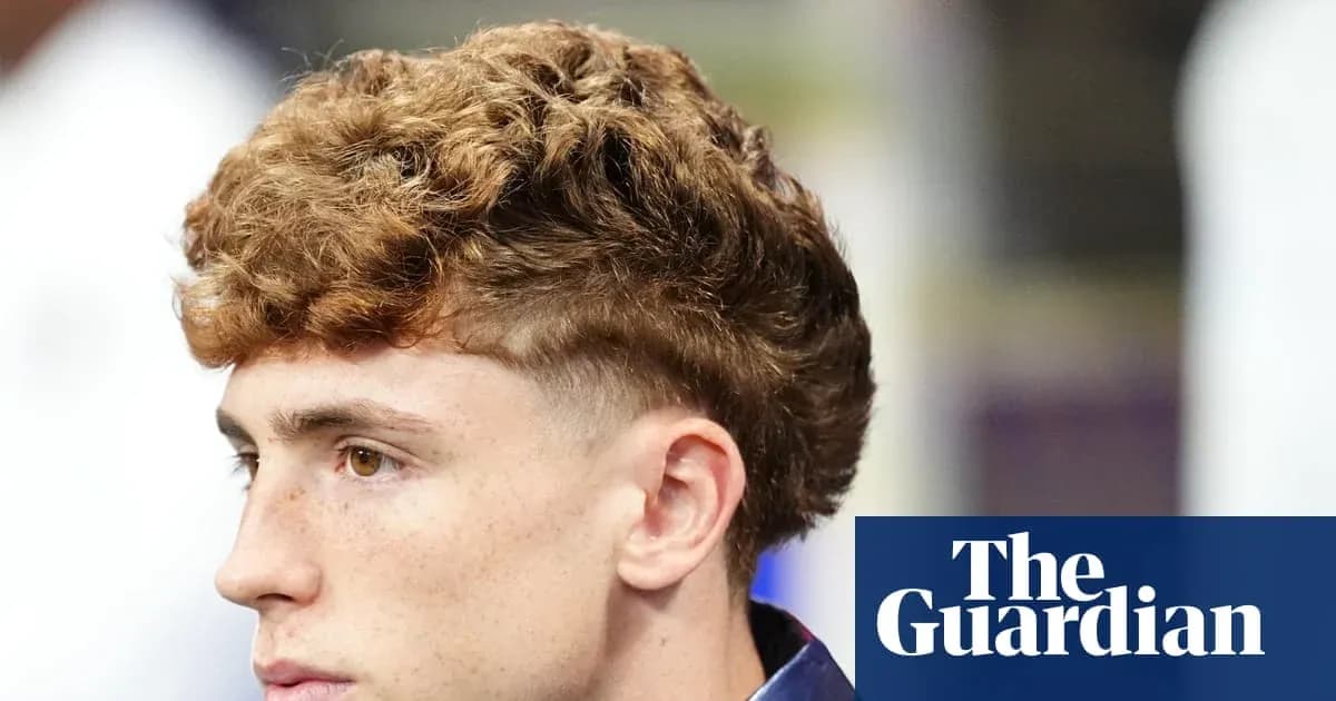 Jugador con cabello rizado y corto en un evento