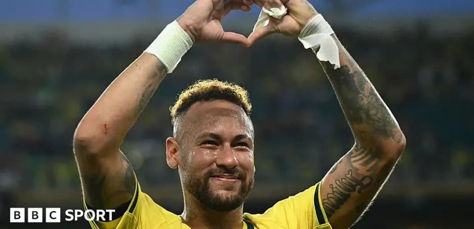 Neymar mostrando un corazón con las manos