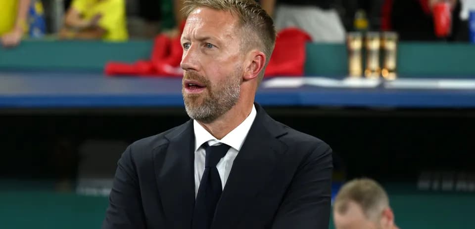 Entrenador observando el partido desde la línea lateral