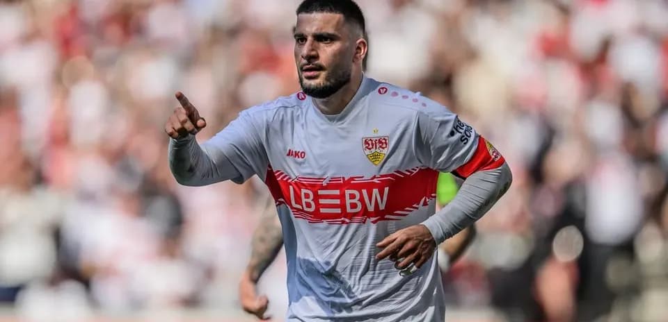 Jugador del VfB Stuttgart señalando durante el partido