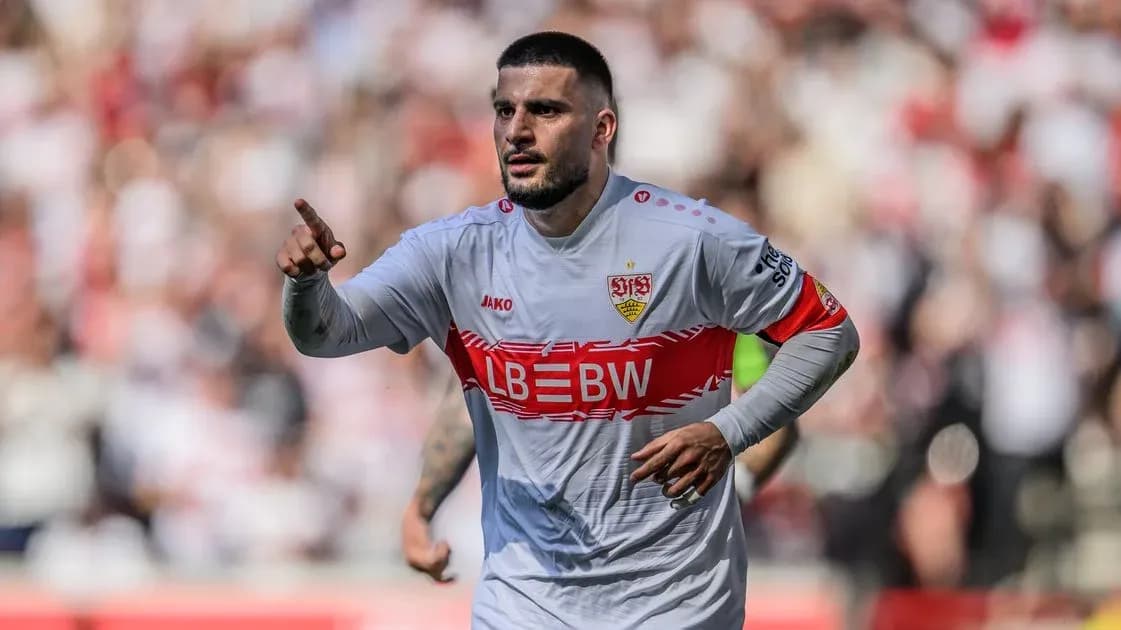 Jugador del VfB Stuttgart señalando durante el partido