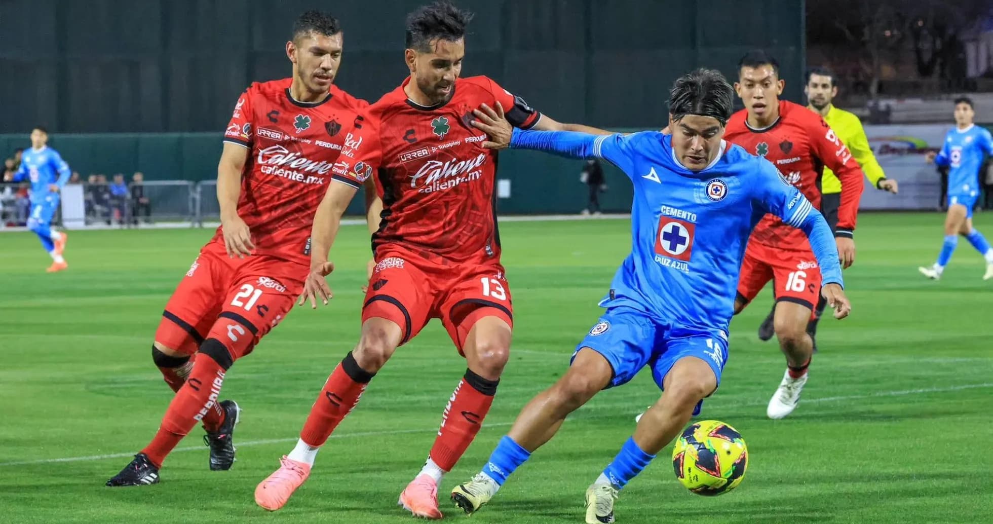 Jugador de Cruz Azul en acción contra Atlas