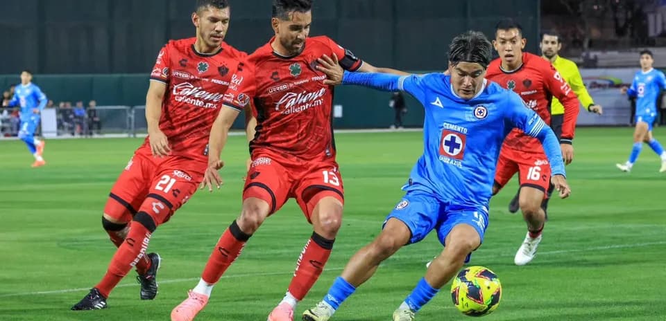 Jugador de Cruz Azul en acción contra Atlas