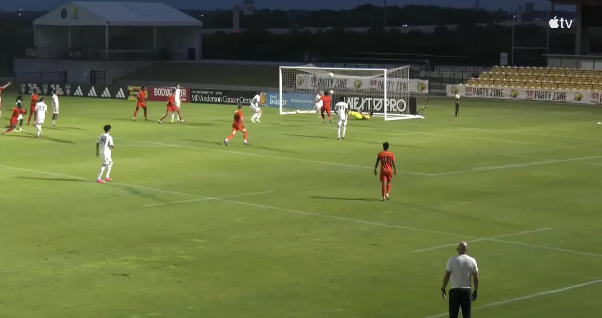 Jugadores compiten en partido de fútbol