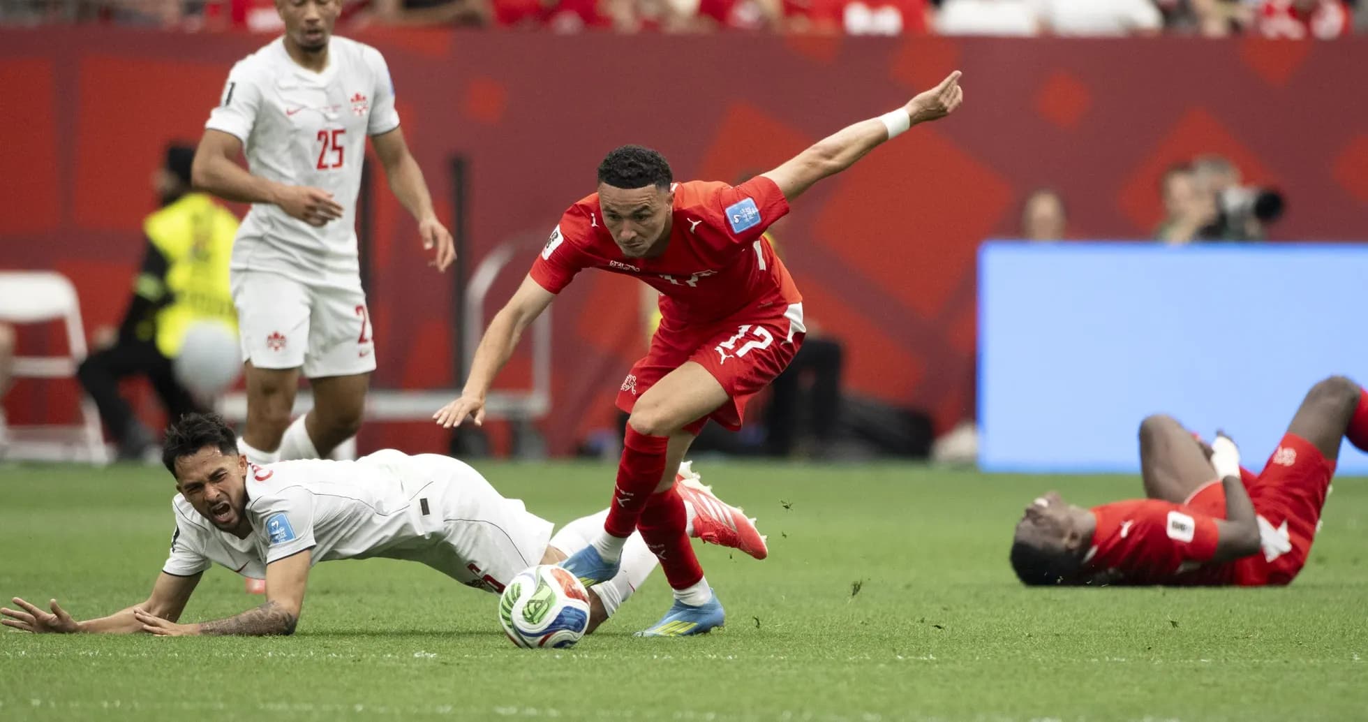 Jugadores de Suiza en acción durante el partido