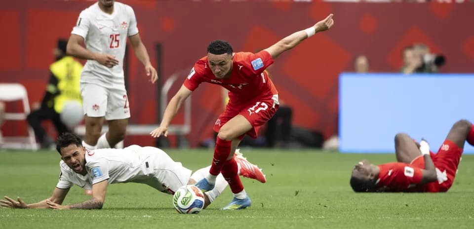 Jugadores de Suiza en acción durante el partido