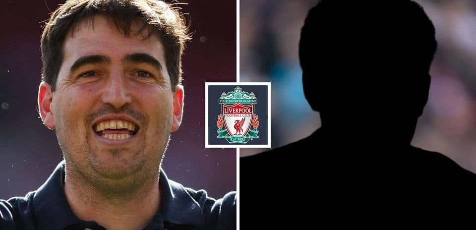 Entrenador sonriente junto al logotipo de Liverpool