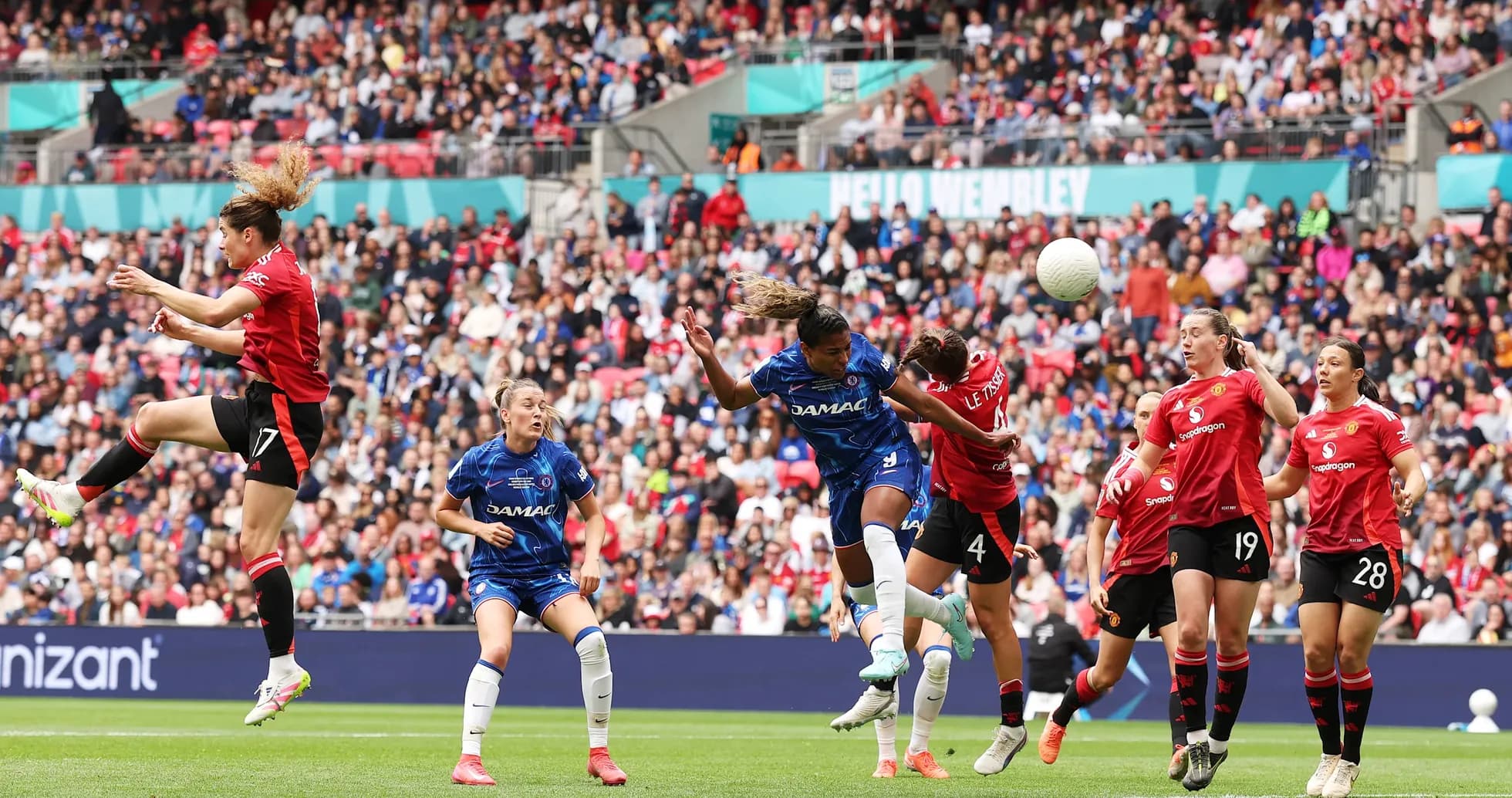 Jugadora de Manchester United salta durante el partido