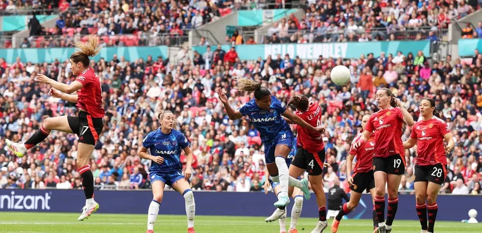Jugadora de Manchester United salta durante el partido