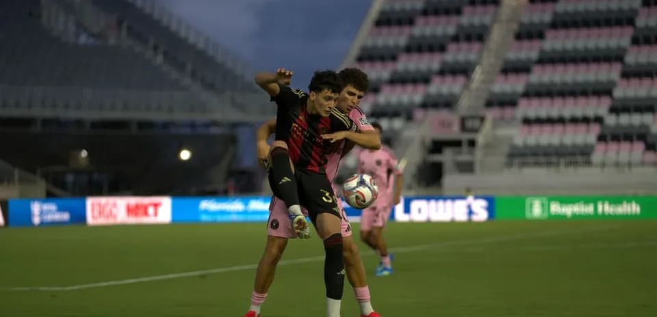 Dos jugadores compitiendo por el balón en el partido
