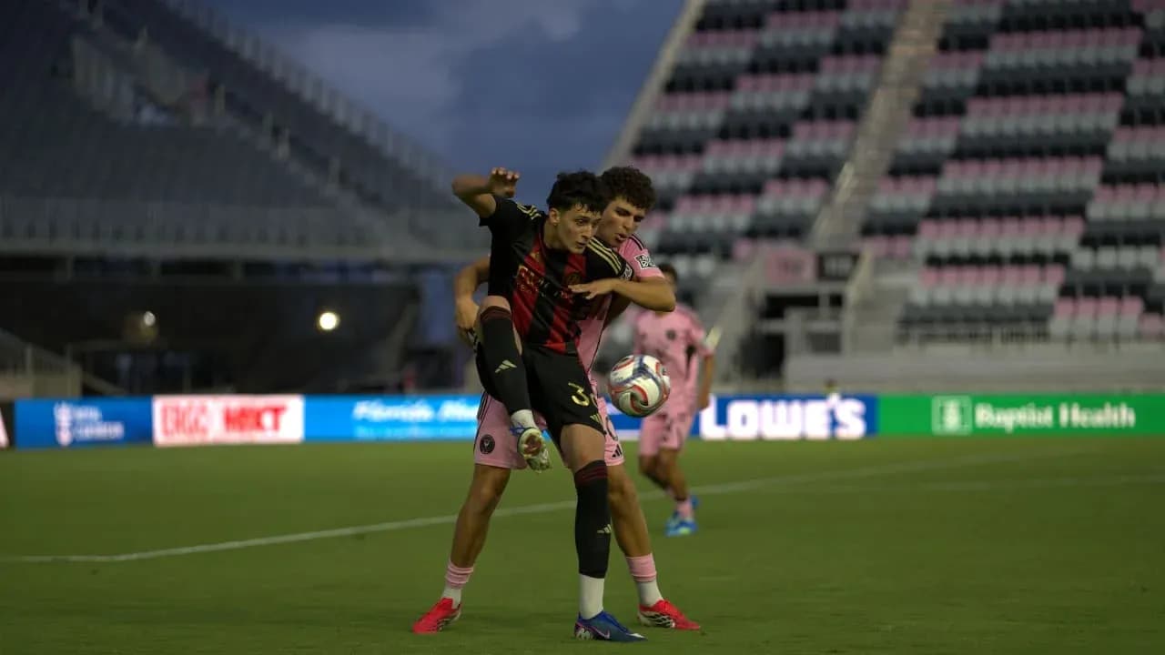 Dos jugadores compitiendo por el balón en el partido