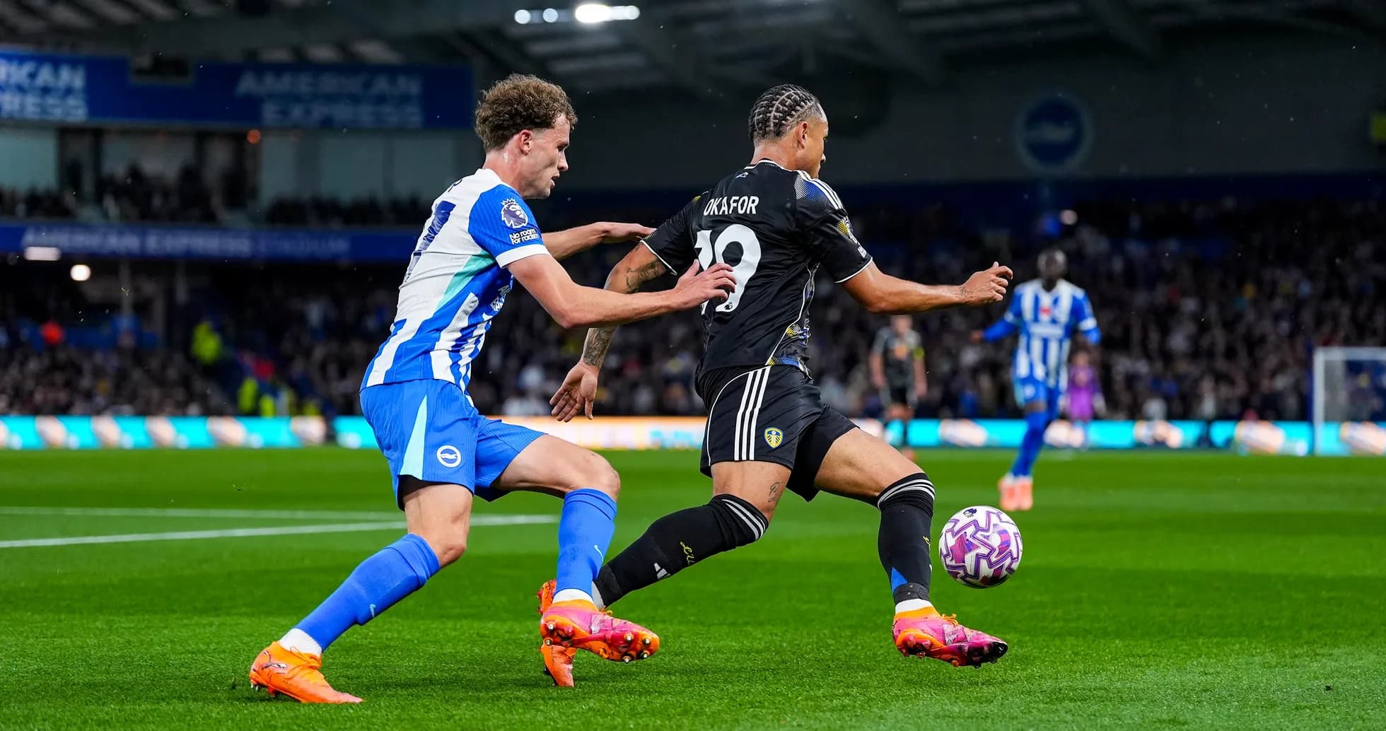 Jugador de Leeds driblando a un oponente de Brighton