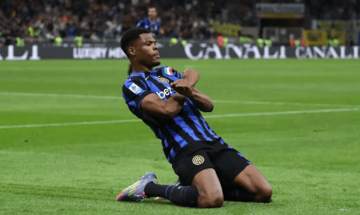 Jugador de Inter celebrando un gol en el campo