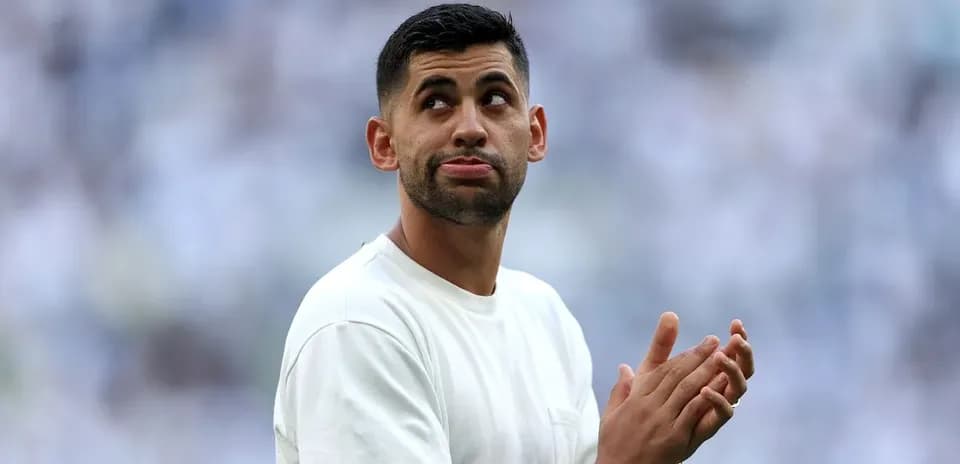 Jugador aplaudiendo en el campo de juego