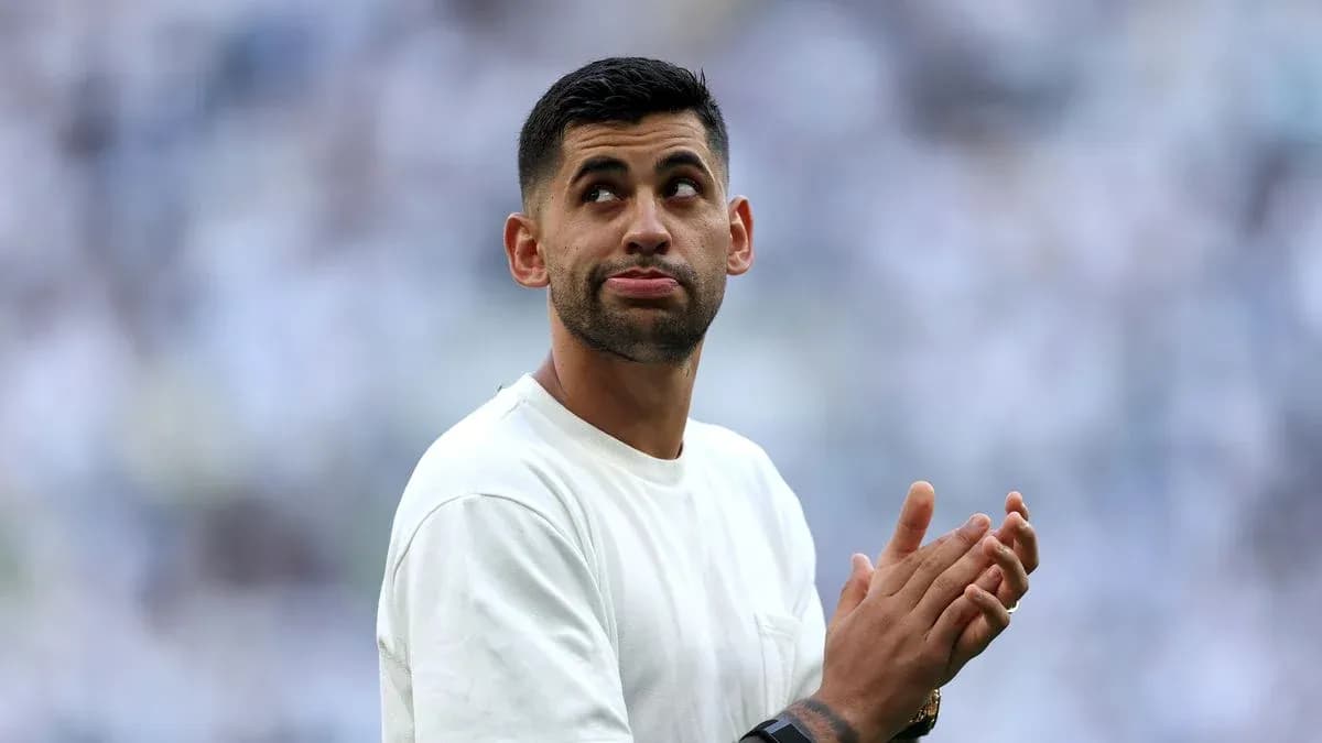 Jugador aplaudiendo en el campo de juego