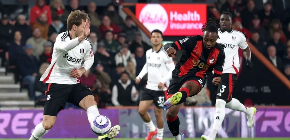 Jugador de Bournemouth disparando a puerta