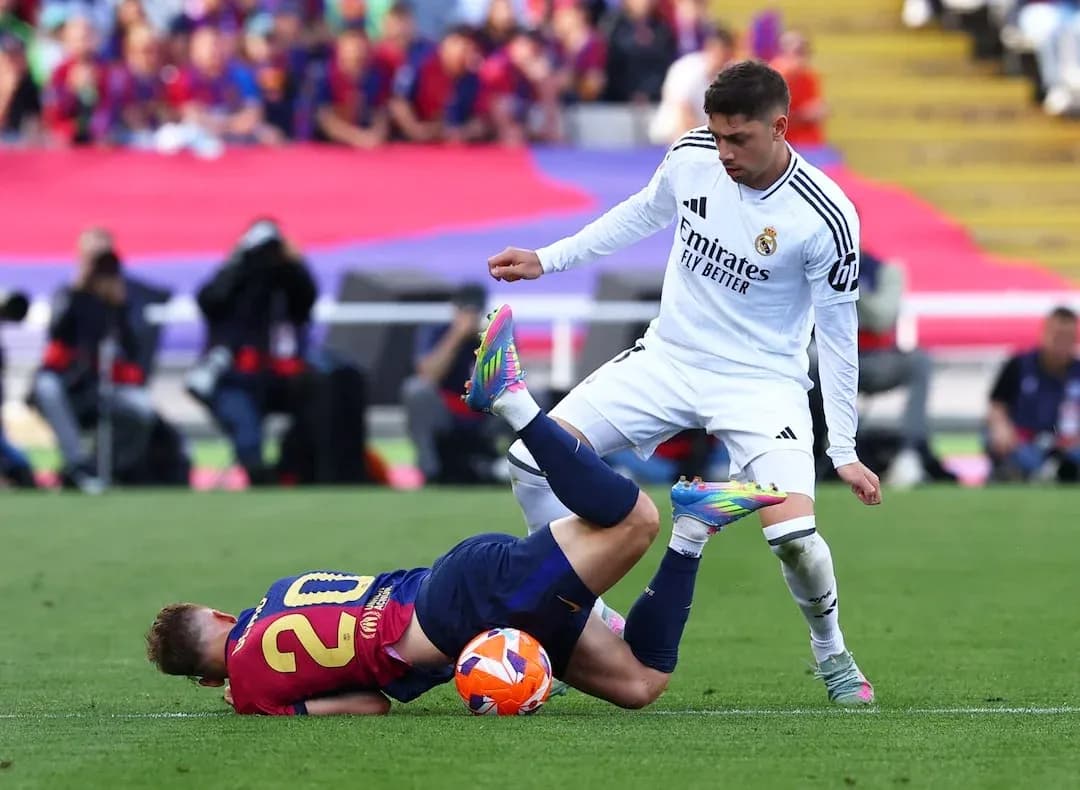 Jugador de Barcelona en el suelo durante el clásico