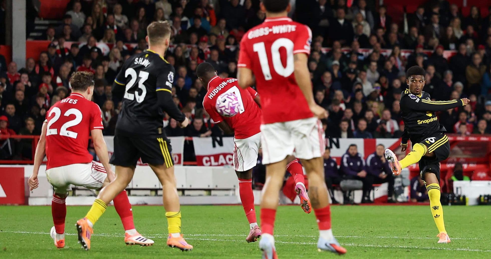 Un jugador de Nottingham Forest disparando a portería