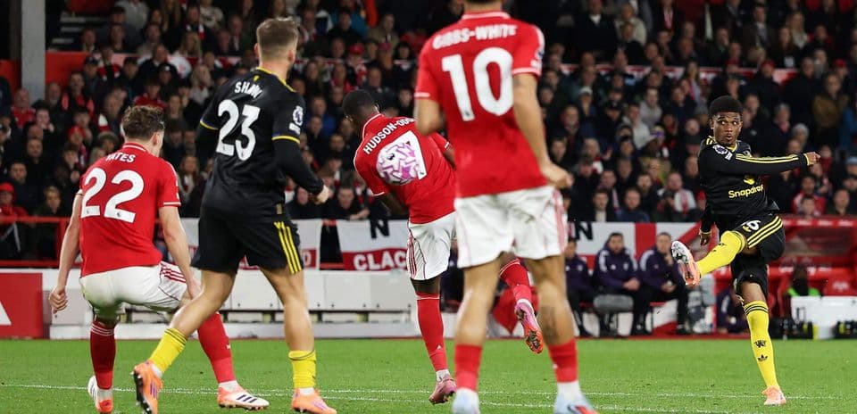 Un jugador de Nottingham Forest disparando a portería