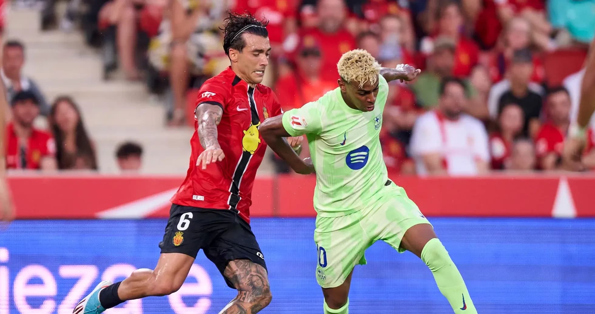 Jugador de Mallorca desafiando a jugador de Villarreal