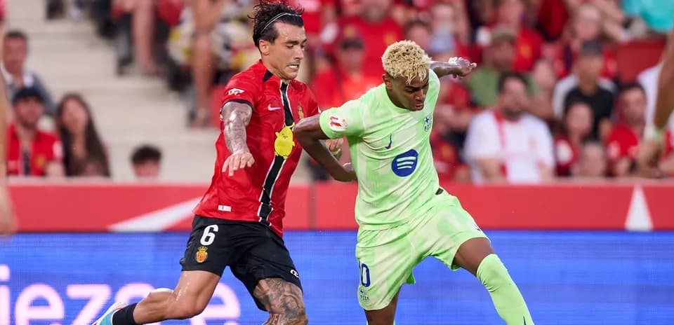 Jugador de Mallorca desafiando a jugador de Villarreal