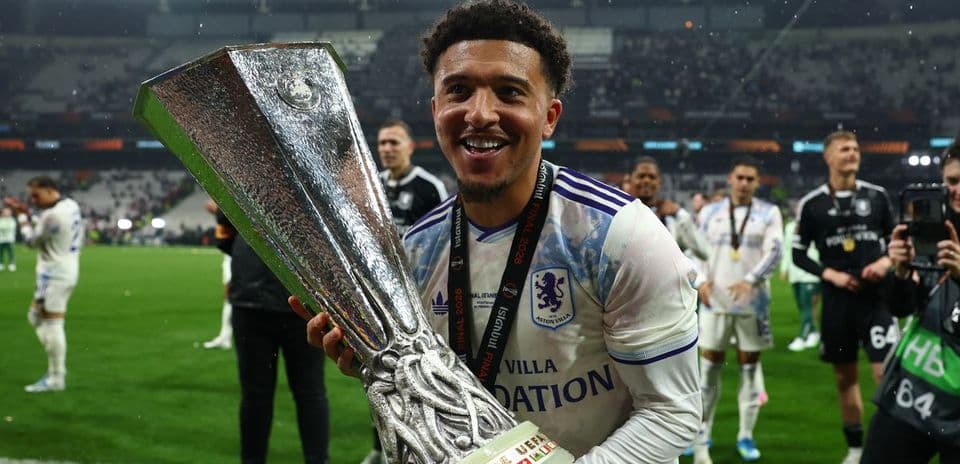 Jugador sosteniendo trofeo de la UEFA en el campo