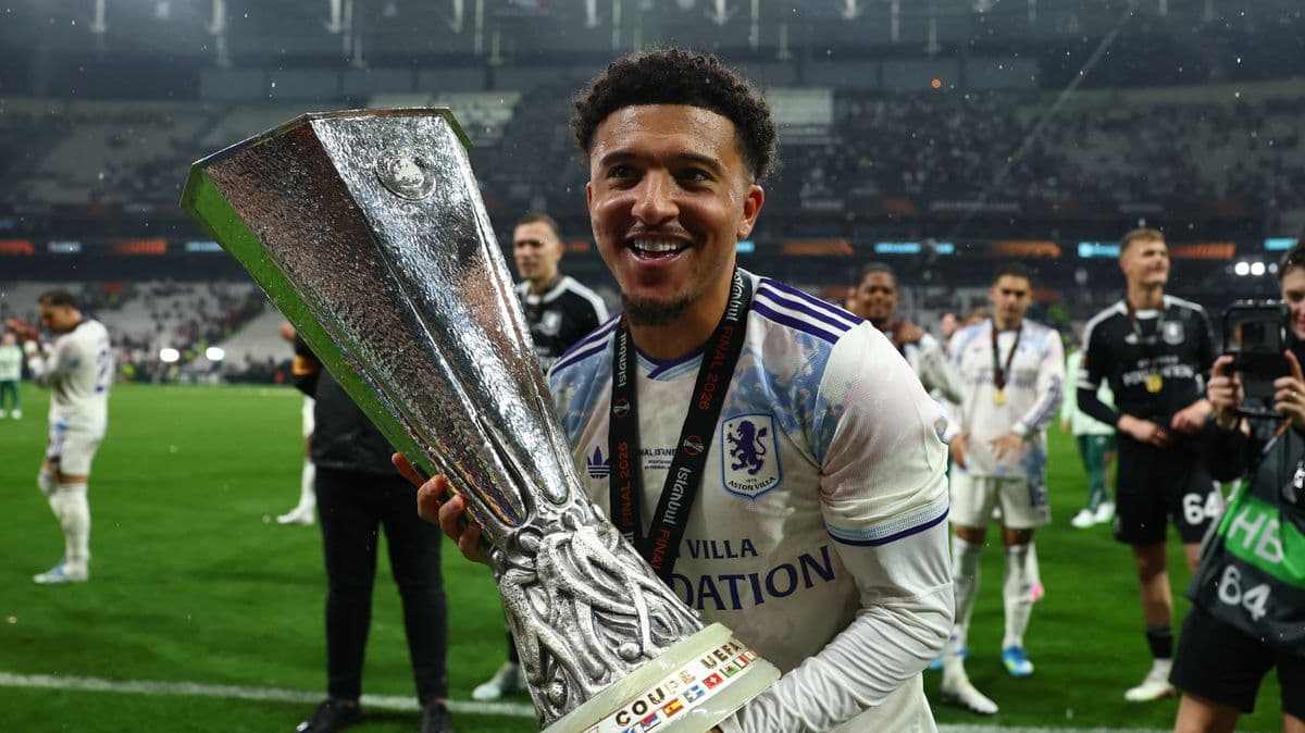 Jugador sosteniendo trofeo de la UEFA en el campo