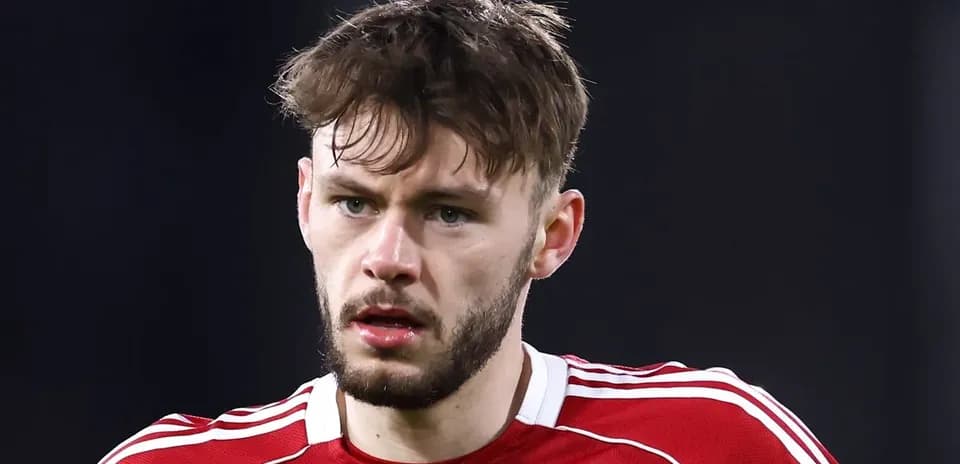 Jugador con camiseta roja en primer plano