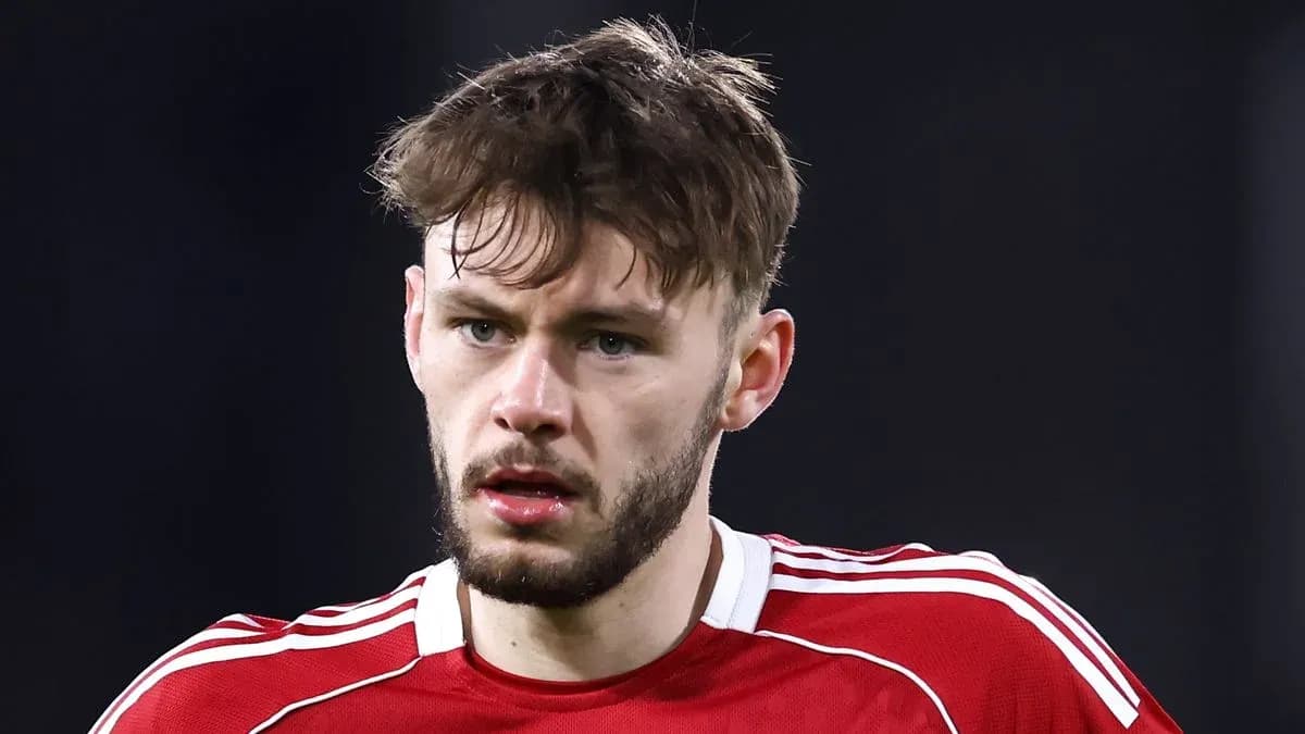 Jugador con camiseta roja en primer plano